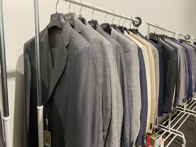 661477-18 Entire women's and men's clothing store, large batch of designer clothes and shop fittings.