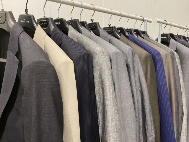 661477-19 Entire women's and men's clothing store, large batch of designer clothes and shop fittings.