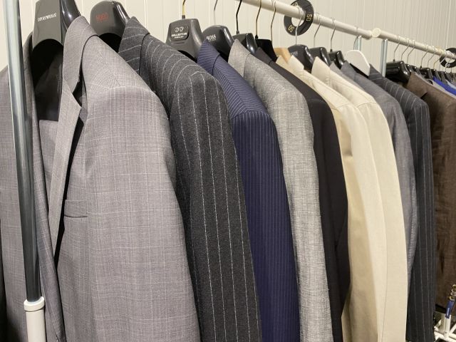 661477-20 Entire women's and men's clothing store, large batch of designer clothes and shop fittings.