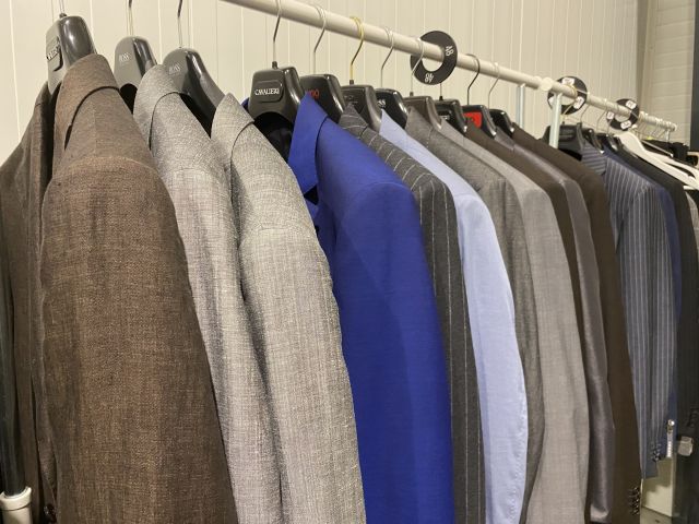 661477-21 Entire women's and men's clothing store, large batch of designer clothes and shop fittings.