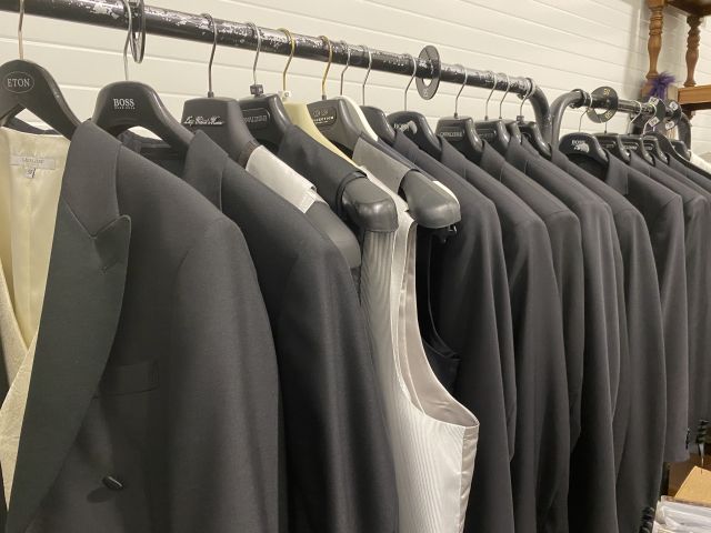 661477-23 Entire women's and men's clothing store, large batch of designer clothes and shop fittings.