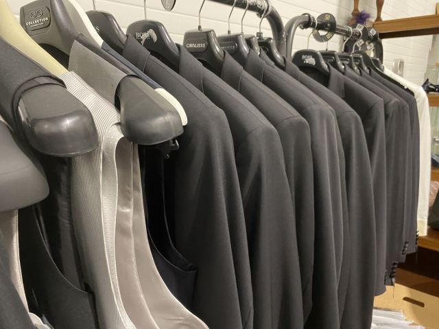 661477-24 Entire women's and men's clothing store, large batch of designer clothes and shop fittings.