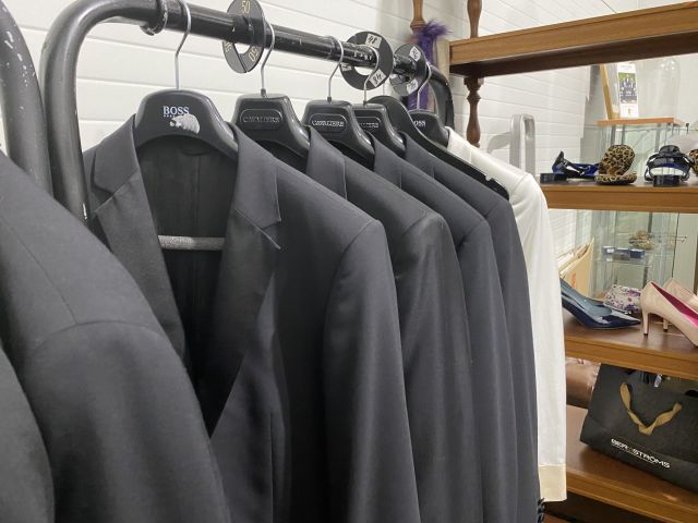 661477-25 Entire women's and men's clothing store, large batch of designer clothes and shop fittings.