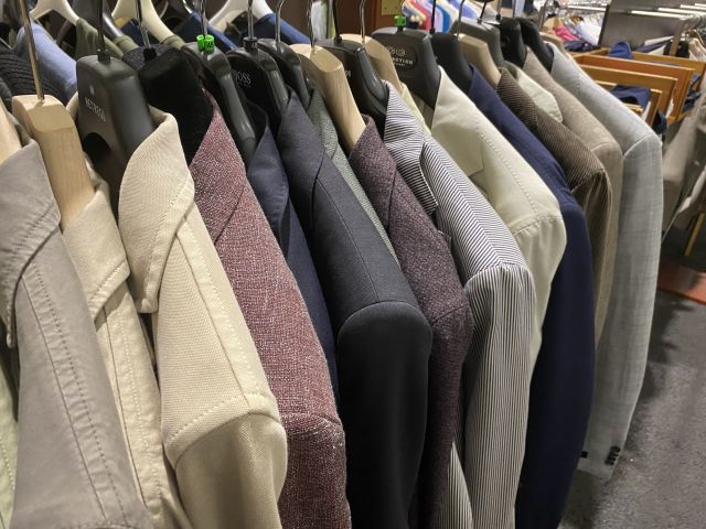 661477-28 Entire women's and men's clothing store, large batch of designer clothes and shop fittings.