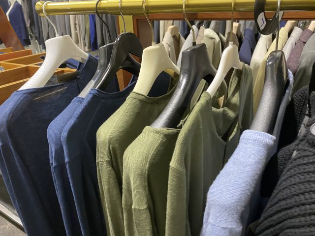 661477-30 Entire women's and men's clothing store, large batch of designer clothes and shop fittings.