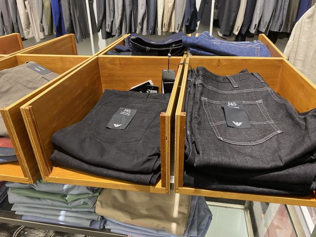 661477-33 Entire women's and men's clothing store, large batch of designer clothes and shop fittings.