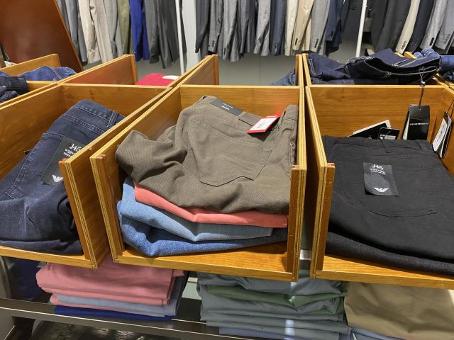 661477-34 Entire women's and men's clothing store, large batch of designer clothes and shop fittings.