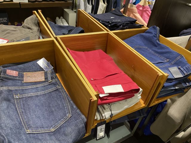 661477-37 Entire women's and men's clothing store, large batch of designer clothes and shop fittings.