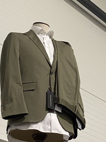 661477-38 Entire women's and men's clothing store, large batch of designer clothes and shop fittings.