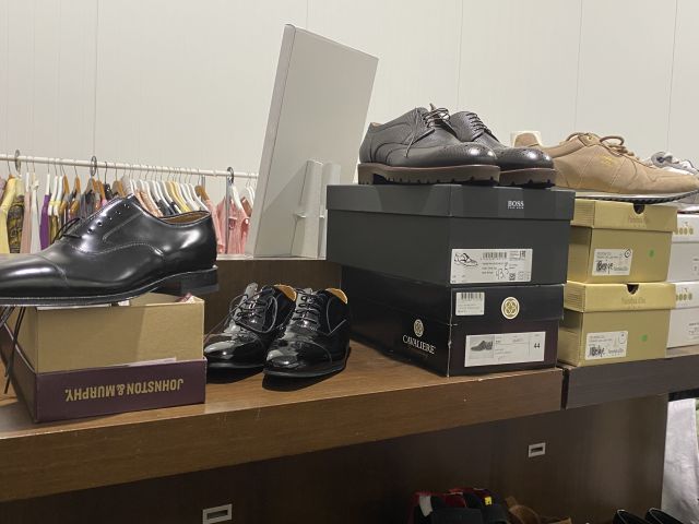 661477-40 Entire women's and men's clothing store, large batch of designer clothes and shop fittings.