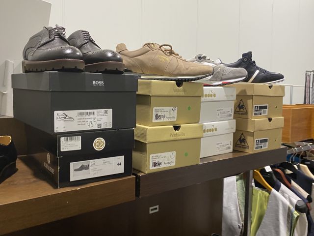 661477-41 Entire women's and men's clothing store, large batch of designer clothes and shop fittings.