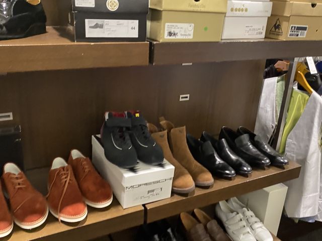 661477-42 Entire women's and men's clothing store, large batch of designer clothes and shop fittings.