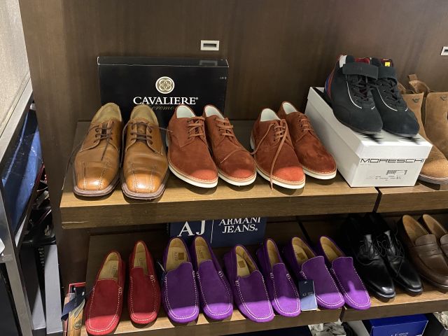 661477-43 Entire women's and men's clothing store, large batch of designer clothes and shop fittings.