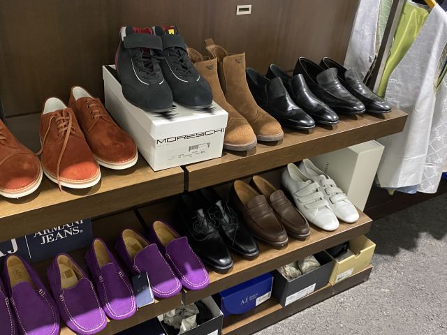 661477-44 Entire women's and men's clothing store, large batch of designer clothes and shop fittings.