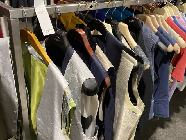 661477-45 Entire women's and men's clothing store, large batch of designer clothes and shop fittings.