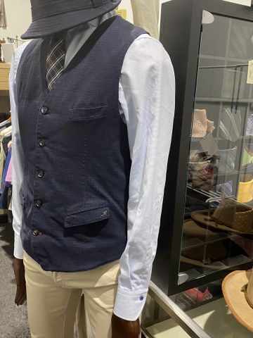 661477-49 Entire women's and men's clothing store, large batch of designer clothes and shop fittings.