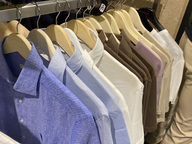 661477-48 Entire women's and men's clothing store, large batch of designer clothes and shop fittings.