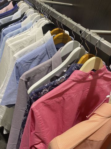 661477-50 Entire women's and men's clothing store, large batch of designer clothes and shop fittings.