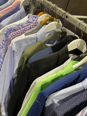 661477-54 Entire women's and men's clothing store, large batch of designer clothes and shop fittings.