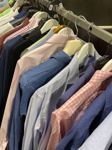 661477-55 Entire women's and men's clothing store, large batch of designer clothes and shop fittings.