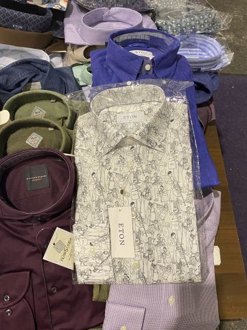 661477-60 Entire women's and men's clothing store, large batch of designer clothes and shop fittings.