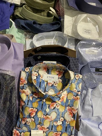 661477-62 Entire women's and men's clothing store, large batch of designer clothes and shop fittings.