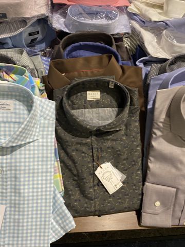 661477-65 Entire women's and men's clothing store, large batch of designer clothes and shop fittings.