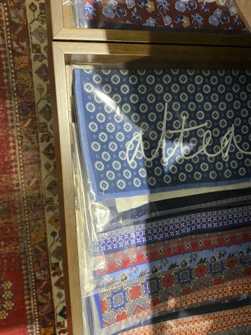 661477-69 Entire women's and men's clothing store, large batch of designer clothes and shop fittings.