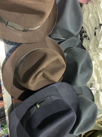 661477-71 Entire women's and men's clothing store, large batch of designer clothes and shop fittings.