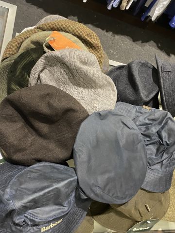 661477-72 Entire women's and men's clothing store, large batch of designer clothes and shop fittings.