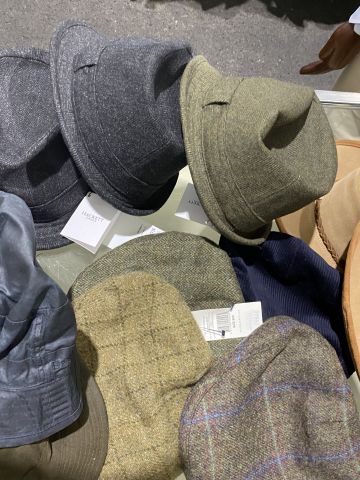 661477-73 Entire women's and men's clothing store, large batch of designer clothes and shop fittings.