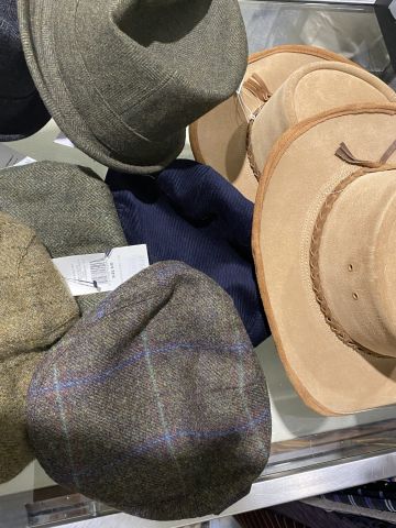 661477-74 Entire women's and men's clothing store, large batch of designer clothes and shop fittings.