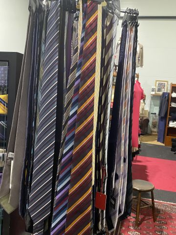 661477-75 Entire women's and men's clothing store, large batch of designer clothes and shop fittings.