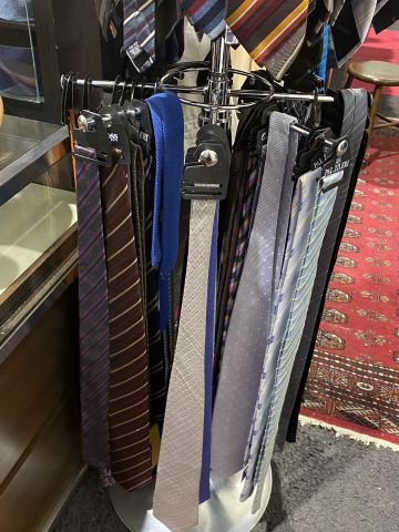 661477-76 Entire women's and men's clothing store, large batch of designer clothes and shop fittings.