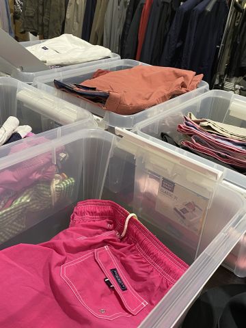 661477-77 Entire women's and men's clothing store, large batch of designer clothes and shop fittings.