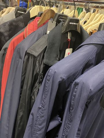 661477-78 Entire women's and men's clothing store, large batch of designer clothes and shop fittings.