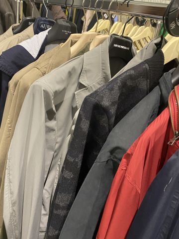 661477-79 Entire women's and men's clothing store, large batch of designer clothes and shop fittings.