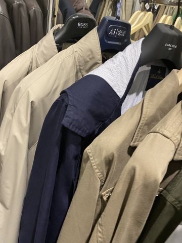 661477-80 Entire women's and men's clothing store, large batch of designer clothes and shop fittings.