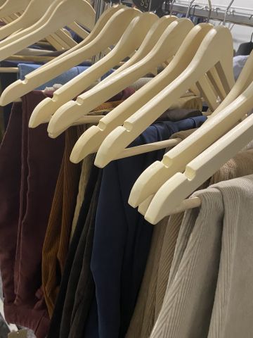 661477-81 Entire women's and men's clothing store, large batch of designer clothes and shop fittings.