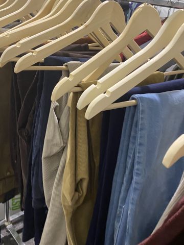 661477-82 Entire women's and men's clothing store, large batch of designer clothes and shop fittings.