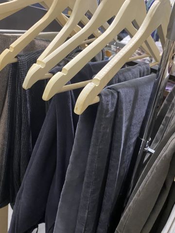 661477-84 Entire women's and men's clothing store, large batch of designer clothes and shop fittings.