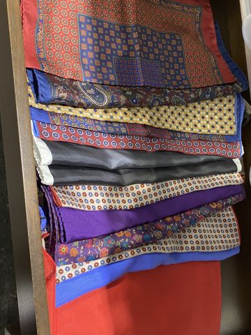 661477-85 Entire women's and men's clothing store, large batch of designer clothes and shop fittings.