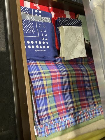 661477-86 Entire women's and men's clothing store, large batch of designer clothes and shop fittings.