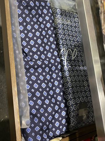 661477-87 Entire women's and men's clothing store, large batch of designer clothes and shop fittings.