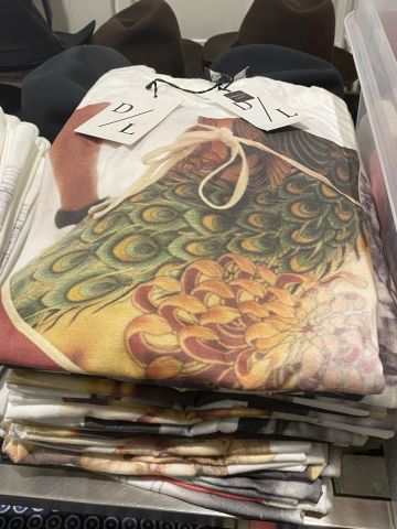 661477-88 Entire women's and men's clothing store, large batch of designer clothes and shop fittings.