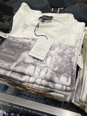 661477-89 Entire women's and men's clothing store, large batch of designer clothes and shop fittings.