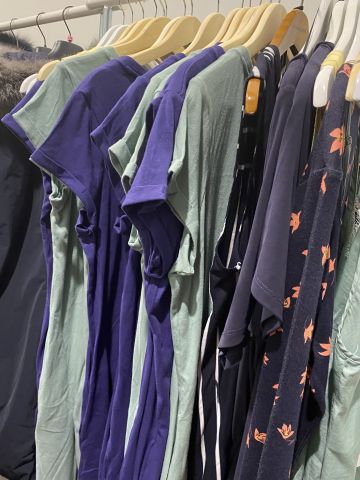 661477-90 Entire women's and men's clothing store, large batch of designer clothes and shop fittings.