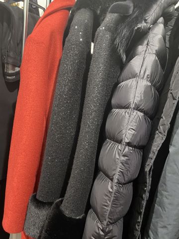 661477-92 Entire women's and men's clothing store, large batch of designer clothes and shop fittings.