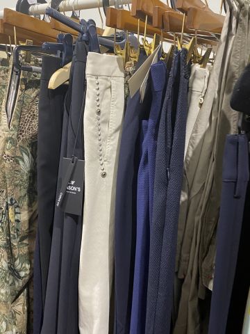 661477-94 Entire women's and men's clothing store, large batch of designer clothes and shop fittings.