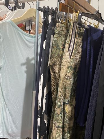 661477-95 Entire women's and men's clothing store, large batch of designer clothes and shop fittings.